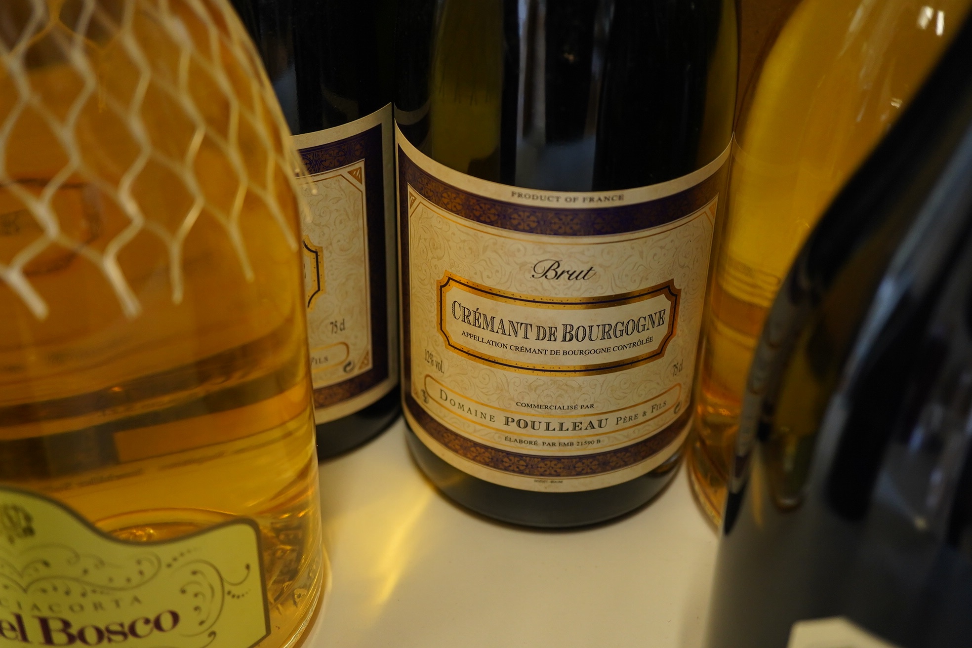 A mixed parcel of white and sparkling white wine